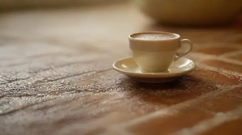 Café acogedor al atardecer con pareja sonriente