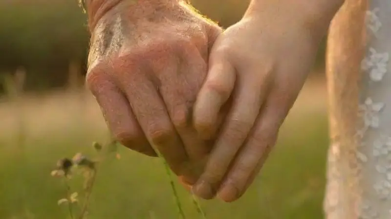 Pareja enamorada en prado al atardecer