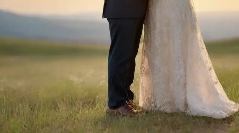 Pareja enamorada en prado al atardecer