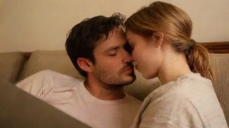 Pareja conecta amorosamente por videollamada nocturna