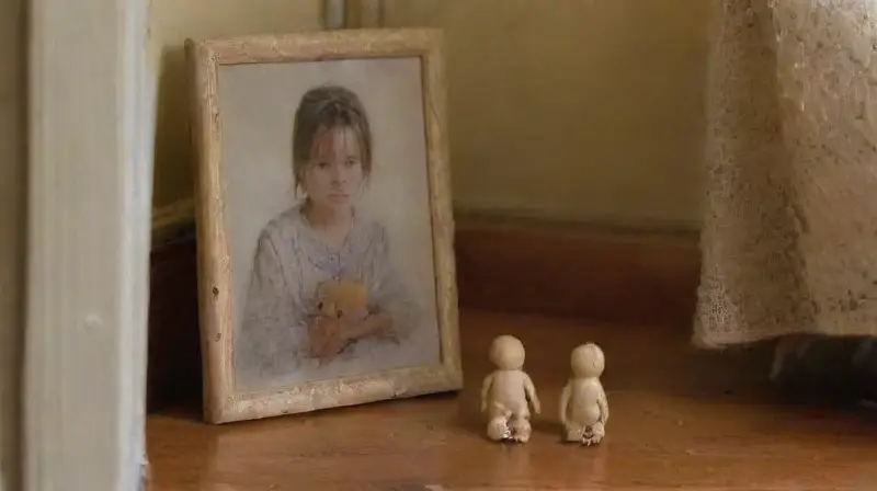 Un niño llora en un hogar triste