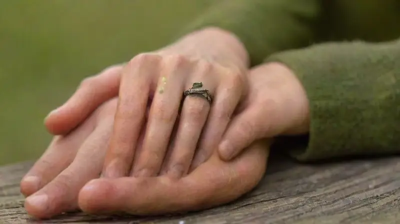 Imagen romántica de amantes en jardín