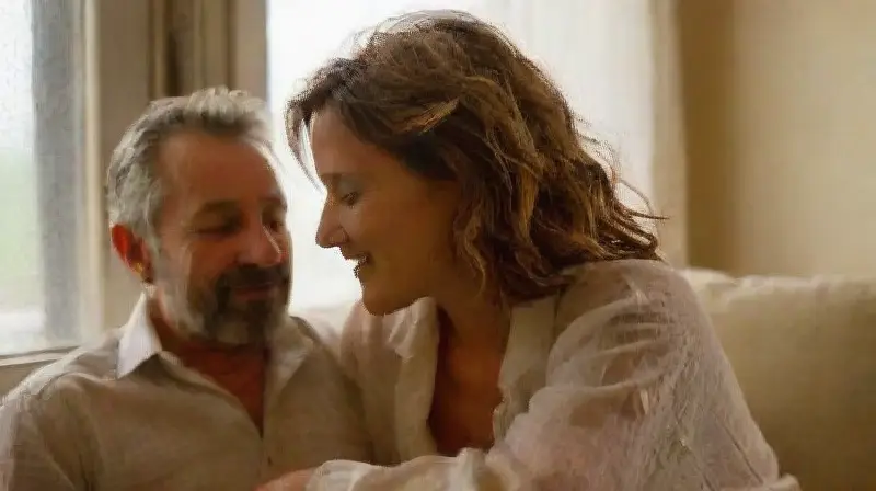 Pareja conecta íntimamente en sala acogedora