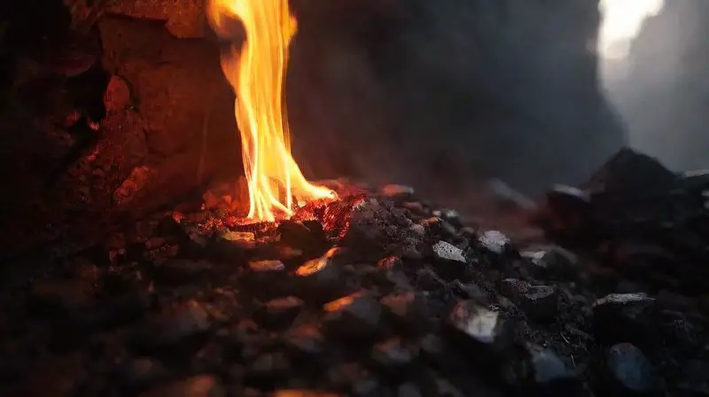 Fuego apasionado consume alma en caverna oscura