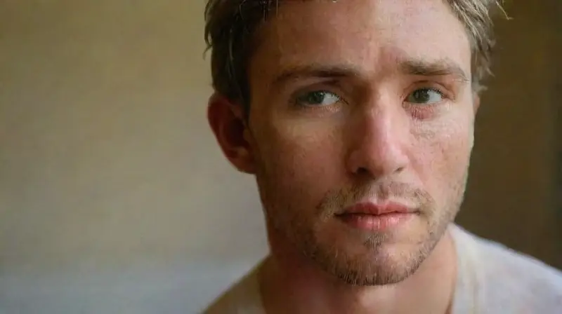 Dos enamorados se miran con intensidad