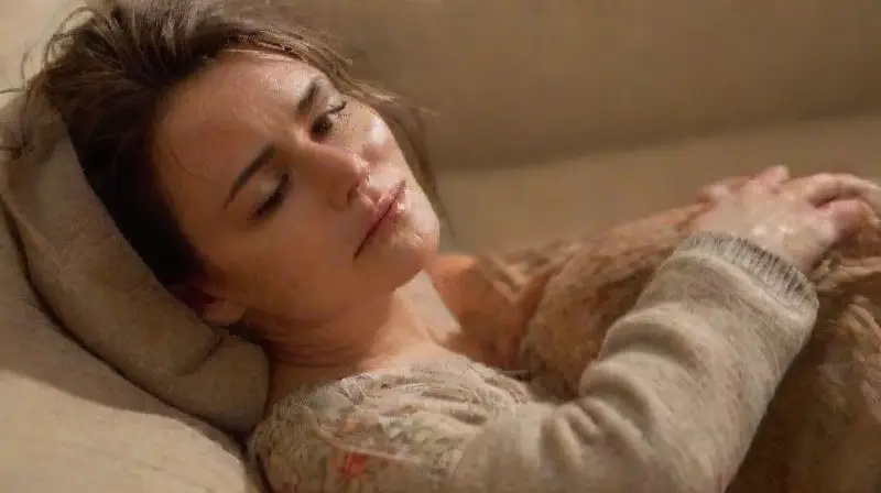 Pareja íntima en sala cálida y vivida