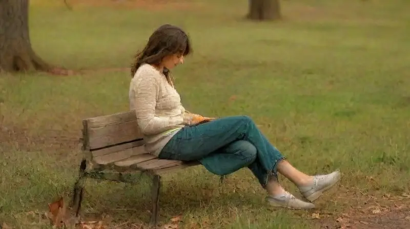 Una pareja reconcilia en un parque al atardecer