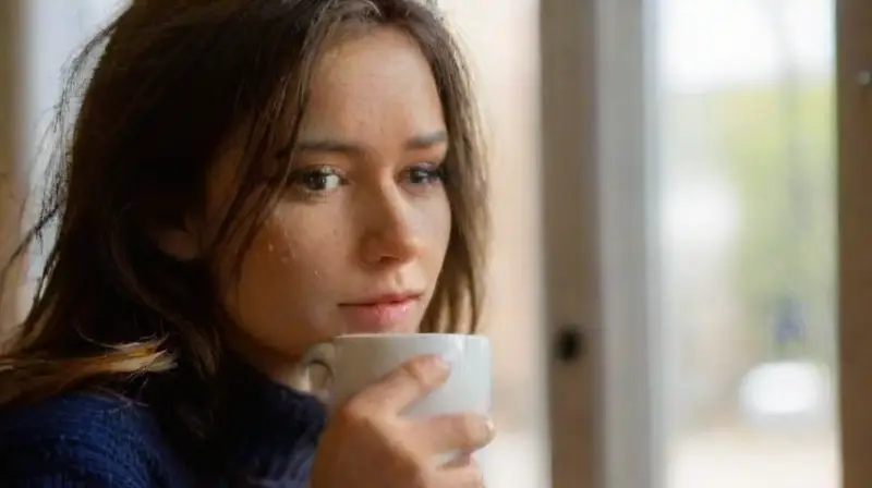 Café iluminado, pareja conecta en intimidad
