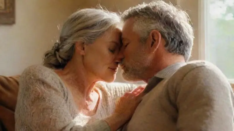 Pareja mayor comparte beso íntimo y sereno