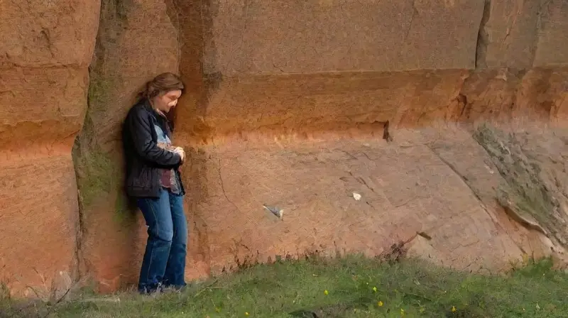 Pareja unida en acantilado al atardecer