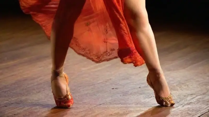 Dos bailarines abrazados con pasión y elegancia
