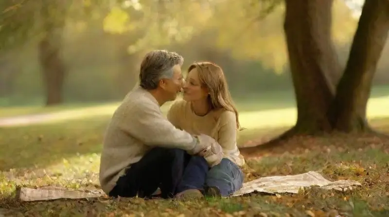 Pareja enamorada en parque al atardecer