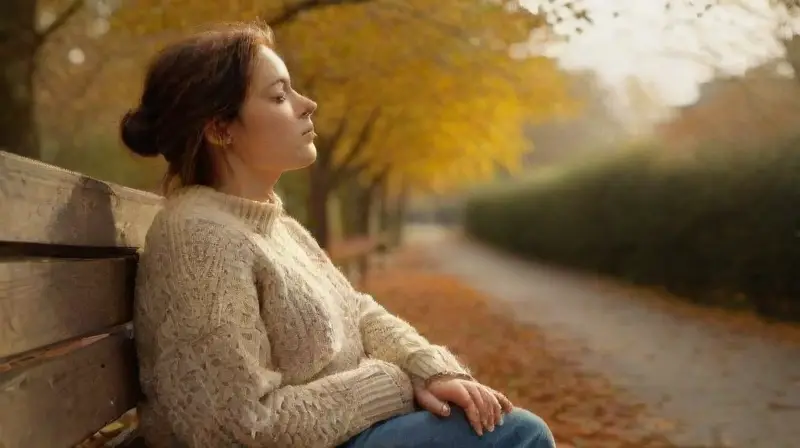 Joven reflexiona sola en parque otoñal