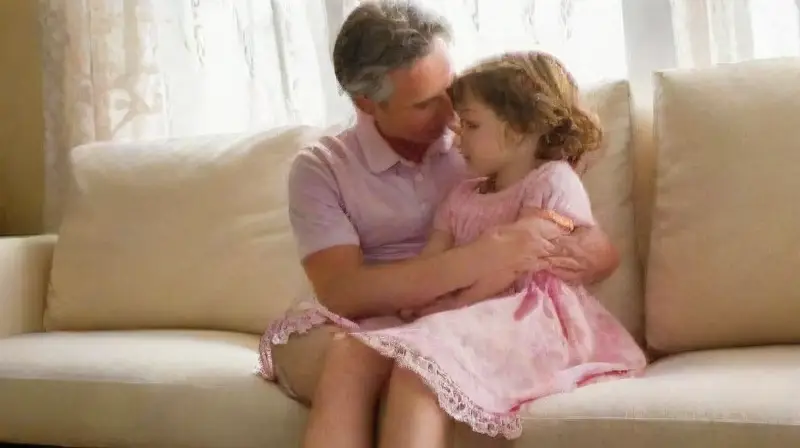 Padre e hija comparten tierno momento juntos