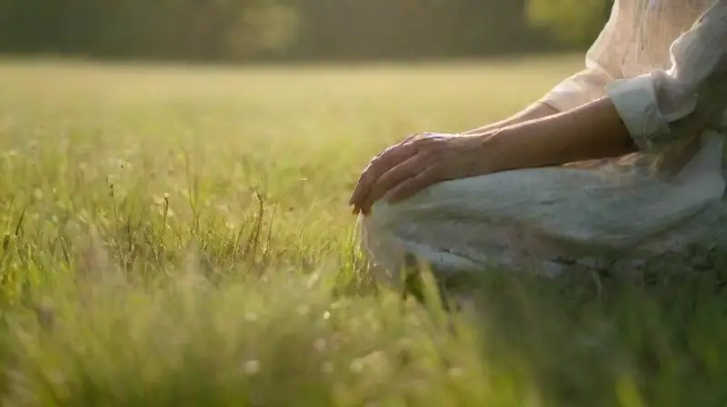 Un prado sereno con persona meditando