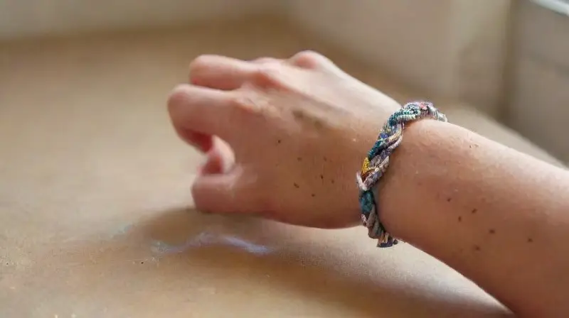 Pulseras de amistad simbolizan amor entrelazado