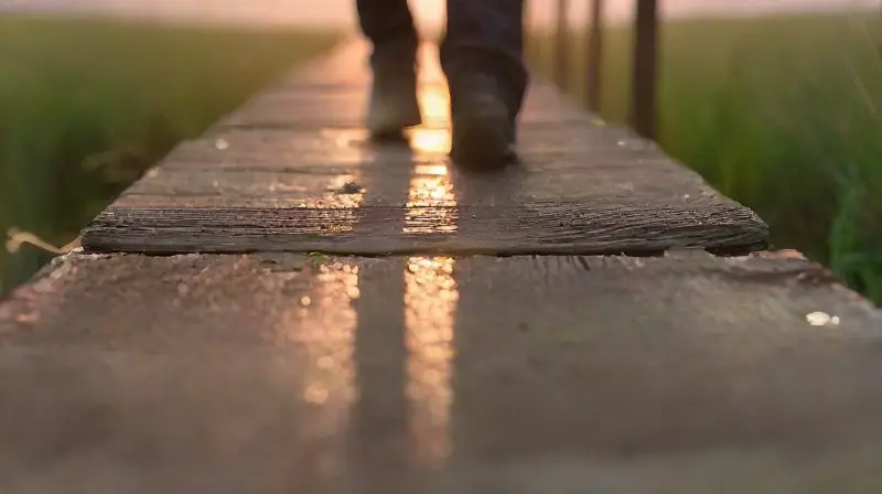Puente al atardecer con pareja conectada