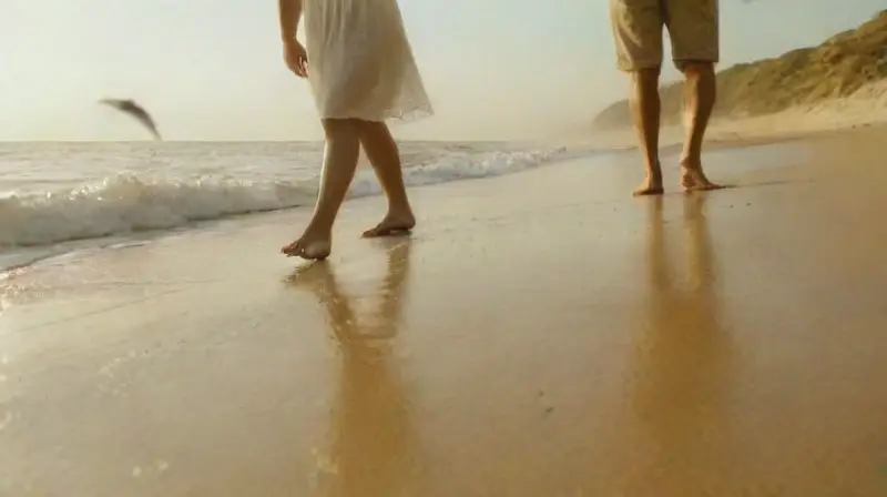 Pareja en playa, amor bajo sol ardiente