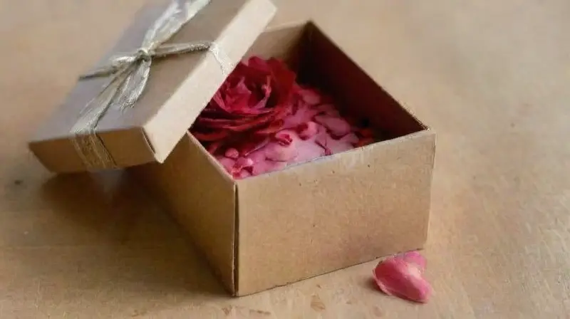 Caja sorpresa de amor, realista y emotiva