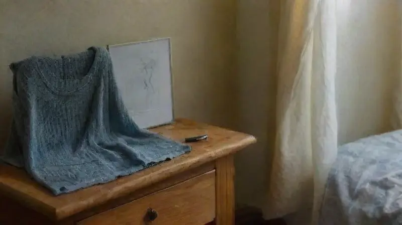 Pareja discute en dormitorio tenuemente iluminado