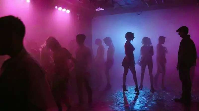 Escena vibrante de discoteca urbana a medianoche