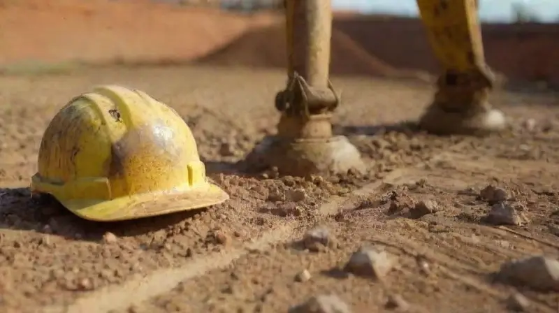 Obreros construyen bajo el sol con determinación