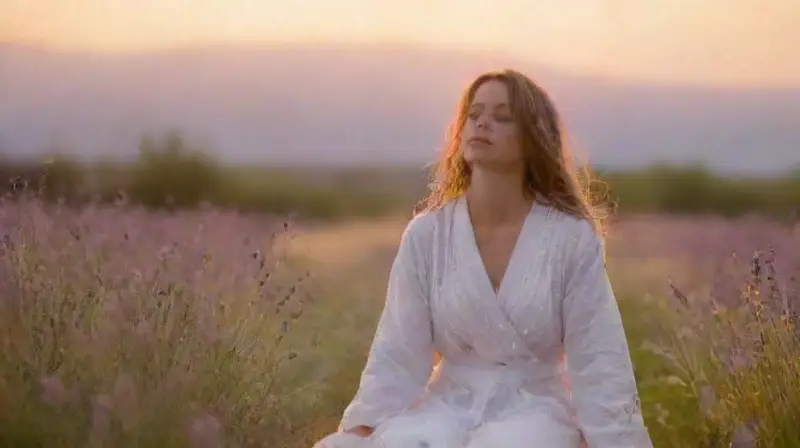 Un meditador en un prado sereno al amanecer