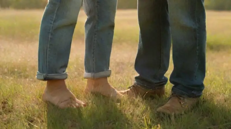 Pareja unida en colina al atardecer
