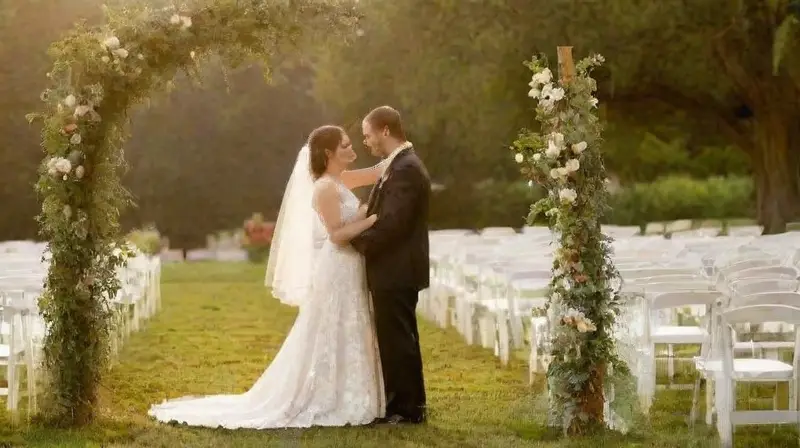 Boda al atardecer en jardín soleado
