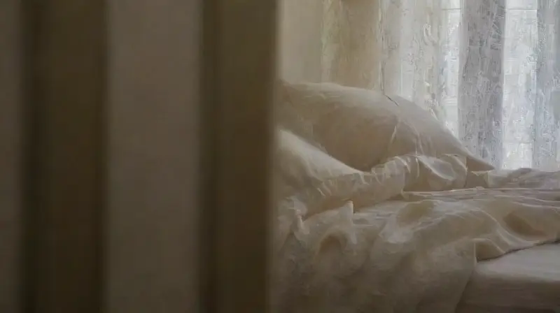 Dormitorio nocturno con tensión y luz tenue