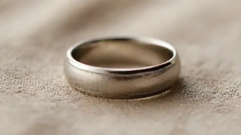 Dos anillos plateados sobre lino natural