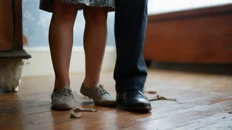 Pareja tensa en apartamento sombrío y desordenado