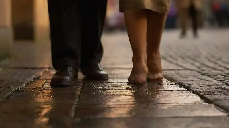 Un beso robado en la plaza al atardecer