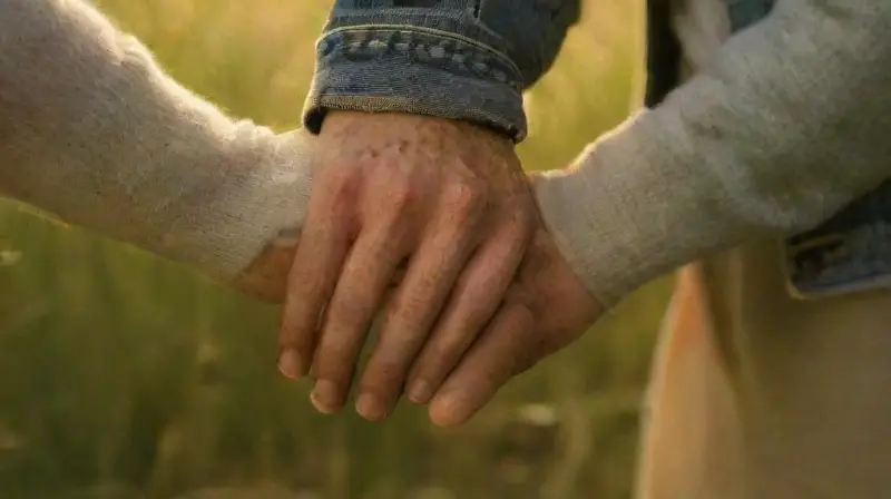 Pareja promete amor en parque al atardecer