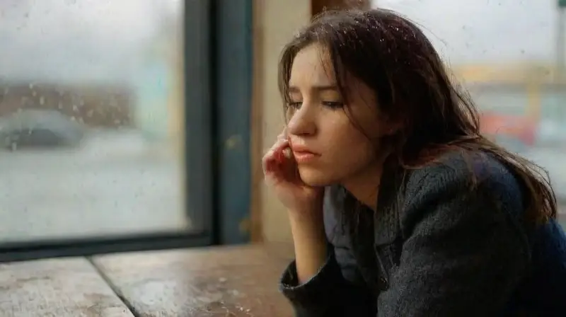 Mujer espera, reflejando amor y soledad