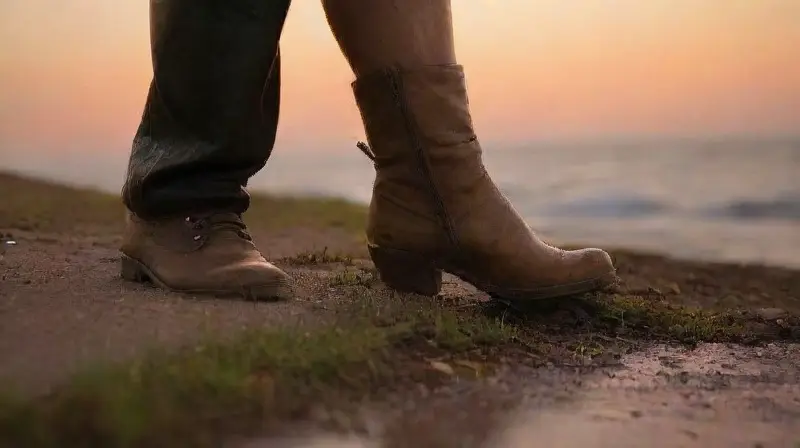 Amantes al atardecer en un acantilado ventoso