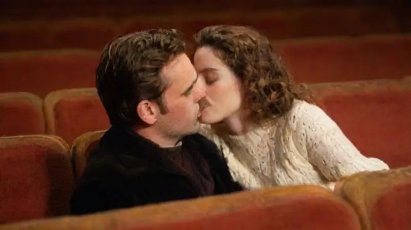 Pareja besándose en cine vintage nostálgico