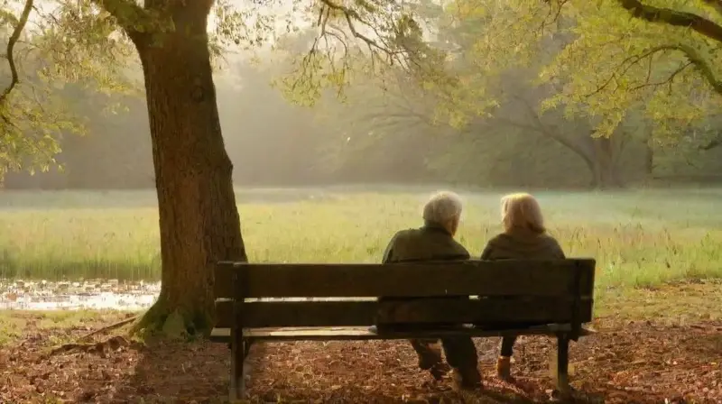 Una pareja comparte amor en el parque