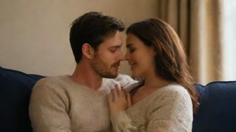 Pareja íntima en sofá bajo luz cálida