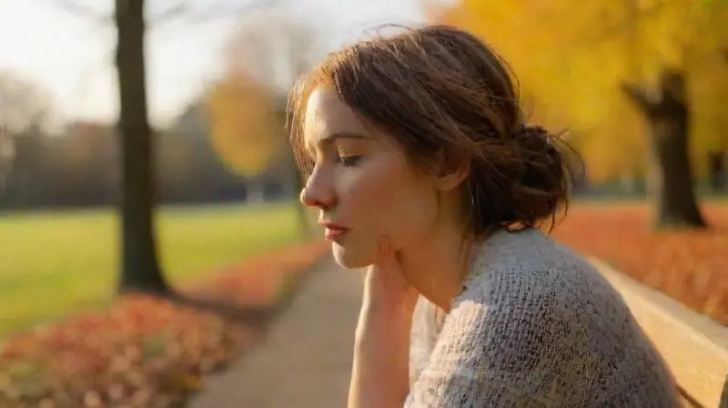 Mujer espera amor, temerosa, en parque solitario