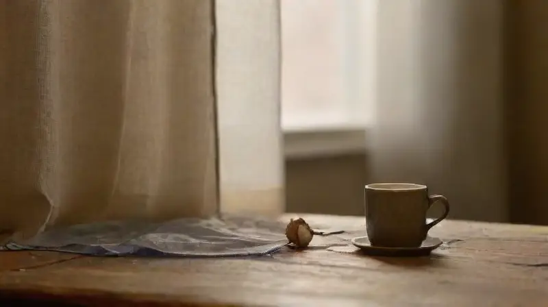 Escena melancólica de habitación al atardecer
